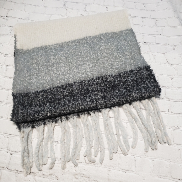 Women's chunky scarf. - Picture 6 of 9